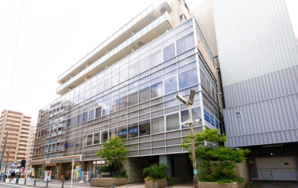 藤沢駅より徒歩4分、平日土日も夜まで診療していますので通いやすい歯科医院です。